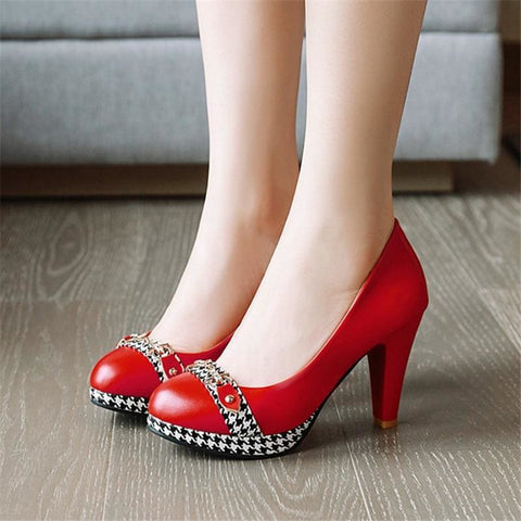 Femme avec chaussures pin-up rouge vintage retro années 50